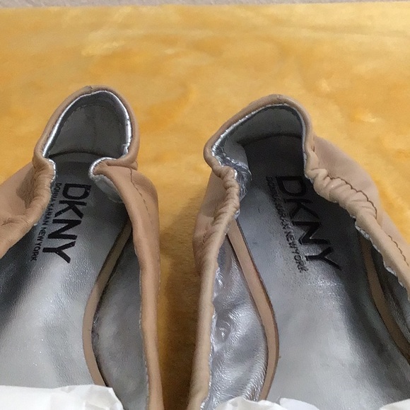 EUC DKNY “ Dasha “ Tortoise Bow Logo Flat Shoes Nude/Black - Picture 11 of 13